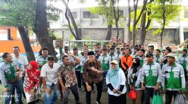 Kadis DLH Kabupaten Pasuruan, Taufiqul Ghoni, Jalin Kebersamaan Dengan Pegawainya (dok. harianjatim.id)