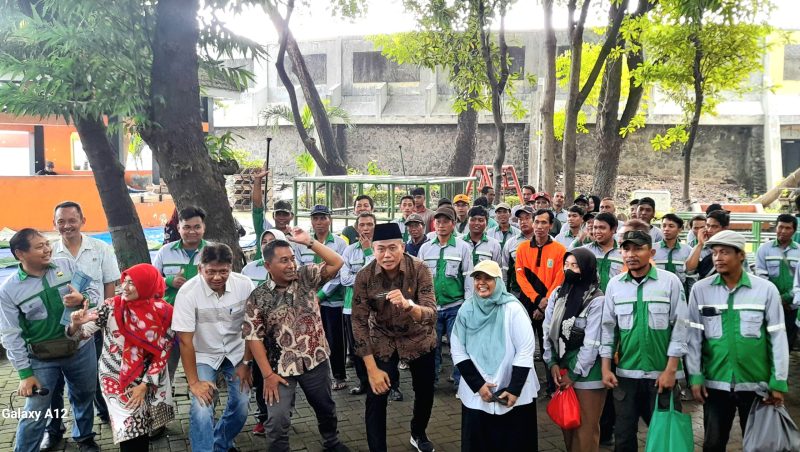 Kadis DLH Kabupaten Pasuruan, Taufiqul Ghoni, Jalin Kebersamaan Dengan Pegawainya (dok. harianjatim.id)