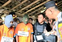 Kapolres Lumajang AKBP Mohammad Zainur Rofik, S.I.K , Saat Introgasi Dua Tersangka Pencuri Sapi (foto: ist)