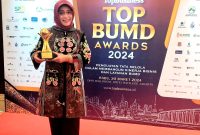 Direktur RSUD Grati, drg. Dyah Retno Lestari, M.Kes, Saat Terima Penghargaan (foto: ist)