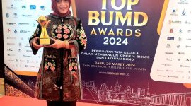 Direktur RSUD Grati, drg. Dyah Retno Lestari, M.Kes, Saat Terima Penghargaan (foto: ist)