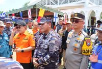 Laksamana TNI Dr. Muhammad Ali, (KASAL), Kapolda Jatim,Irjen Pol Imam Sugianto,menyalurkan Bansos (foto: ist)