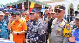Laksamana TNI Dr. Muhammad Ali, (KASAL), Kapolda Jatim,Irjen Pol Imam Sugianto,menyalurkan  Bansos (foto: ist)