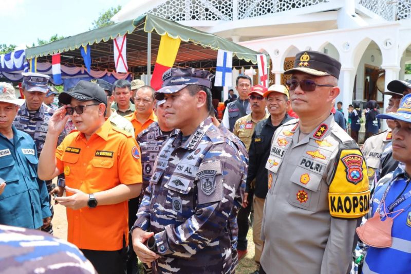 Laksamana TNI Dr. Muhammad Ali, (KASAL), Kapolda Jatim,Irjen Pol Imam Sugianto,menyalurkan  Bansos (foto: ist)