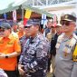 Laksamana TNI Dr. Muhammad Ali, (KASAL), Kapolda Jatim,Irjen Pol Imam Sugianto,menyalurkan  Bansos (foto: ist)