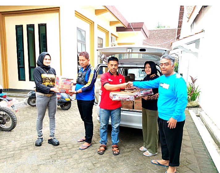 Tim Bharaduta D'Pandiga Bagi Sembako, di Lokasi Banjir Winongan (foto:ist)