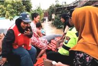 Proses evakuasi warga Bangkalan, yang terdampak banjir (foto: ist)