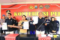Konferensi Pers, Polres Tuban, dalam mengungkap pencurian pipa milik PT. Pertamina (foto: ist)