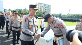 Kapolda Jawa Timur, Irjen Pol Drs.Imam Sugianto,M.Si, Beri Penghargaan Kepada Anggotanya (foto:ist)