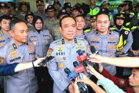 Asisten Kapolri Bidang Sumber Daya Manusia (As-SDM) Irjen Pol Dedi Prasetyo melepas pemberangkatan tim misi kemanusiaan ke lokasi banjir Demak  (foto: ist)