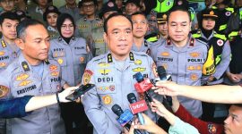 Asisten Kapolri Bidang Sumber Daya Manusia (As-SDM) Irjen Pol Dedi Prasetyo melepas pemberangkatan tim misi kemanusiaan ke lokasi banjir Demak  (foto: ist)