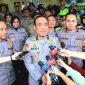 Asisten Kapolri Bidang Sumber Daya Manusia (As-SDM) Irjen Pol Dedi Prasetyo melepas pemberangkatan tim misi kemanusiaan ke lokasi banjir Demak  (foto: ist)