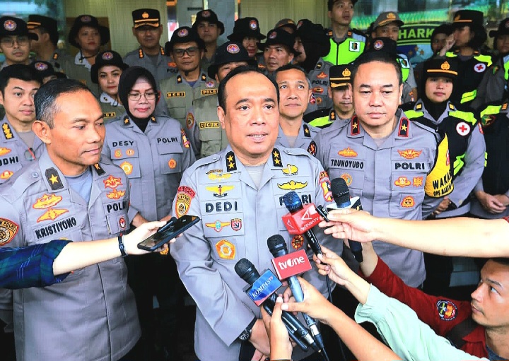 Asisten Kapolri Bidang Sumber Daya Manusia (As-SDM) Irjen Pol Dedi Prasetyo melepas pemberangkatan tim misi kemanusiaan ke lokasi banjir Demak  (foto: ist)
