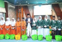 Secara simbolis H. Syaikhul Hadi, Bagikan 132 paket sembako, Kepada siswa-siswi Madrasah (dok.Harianjatim.id)