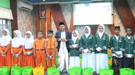 Secara simbolis H. Syaikhul Hadi, Bagikan 132 paket sembako, Kepada siswa-siswi Madrasah (dok.Harianjatim.id)