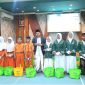Secara simbolis H. Syaikhul Hadi, Bagikan 132 paket sembako, Kepada siswa-siswi Madrasah (dok.Harianjatim.id)