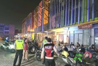 Anggota Polsek Gempol saat lakukan Razia  di Gempol 9  (foto: ist)