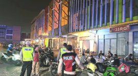 Anggota Polsek Gempol saat lakukan Razia  di Gempol 9  (foto: ist)