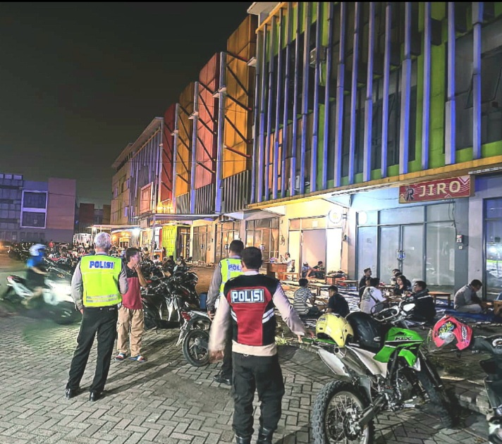 Anggota Polsek Gempol saat lakukan Razia  di Gempol 9  (foto: ist)