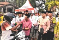 Pj. Bupati Pasuruan, Dr. Andriyanto,  bersama jajarannya, dalam bagi takjil on the road  (dok. Harianjatim.id)