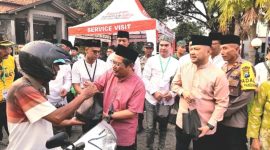 Pj. Bupati Pasuruan, Dr. Andriyanto,  bersama jajarannya, dalam bagi takjil on the road  (dok. Harianjatim.id)