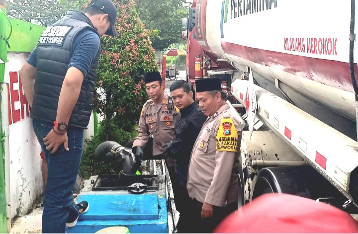 Kapolsek Purwosari bersama jajarannya, saat sidak di SPBU (foto: ist)