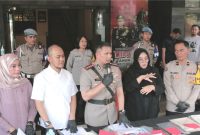 Kombes BuHer ( sapaan akrab Kapolresta Malang Kota), Dalam Release Penganiayaan Anak Majikannya (foto: ist)