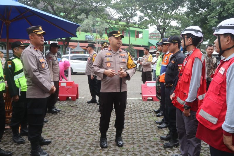 Kapolres Pasuruan, AKBP Teddy Chandra, kunjungi Pos Pam Ketupat Semeru 2024 (foto: ist)