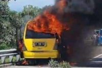 Kondisi mobil Elf saat terbakar di ruas jalan Tol Pandaan-Malang