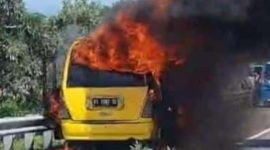 Kondisi mobil Elf saat terbakar di ruas jalan Tol Pandaan-Malang