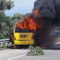 Kondisi mobil Elf saat terbakar di ruas jalan Tol Pandaan-Malang