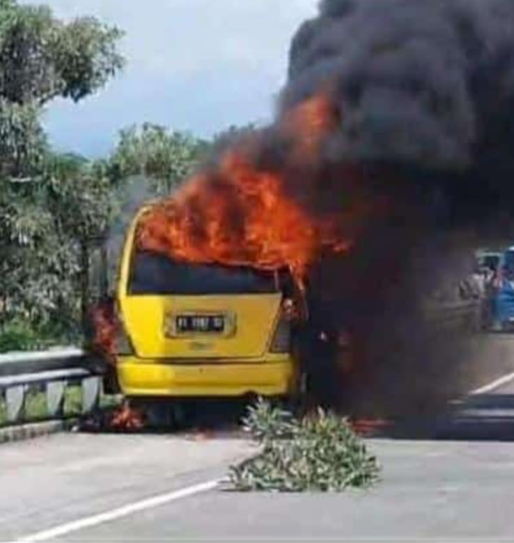 Kondisi mobil Elf saat terbakar di ruas jalan Tol Pandaan-Malang