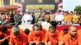 AKBP Teddy Chandra, S.I.K., M.Si. didampingi Forkompimda Pasuruan, Dalam Konferensi Pers hasil Operasi Pekat Semeru 2024