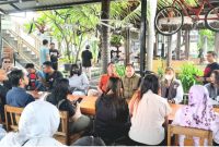 Lujeng Sudarto (Pusaka), saat berikan support kepada Pelaku usaha Kafe dan Karaoke, di Kafe Pendopo (dok.Harianjatim.id)