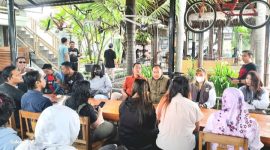 Lujeng Sudarto (Pusaka), saat berikan support kepada Pelaku usaha Kafe dan Karaoke, di Kafe Pendopo (dok.Harianjatim.id)