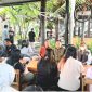 Lujeng Sudarto (Pusaka), saat berikan support kepada Pelaku usaha Kafe dan Karaoke, di Kafe Pendopo (dok.Harianjatim.id)