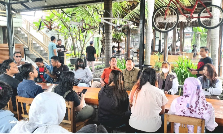 Lujeng Sudarto (Pusaka), saat berikan support kepada Pelaku usaha Kafe dan Karaoke, di Kafe Pendopo (dok.Harianjatim.id)