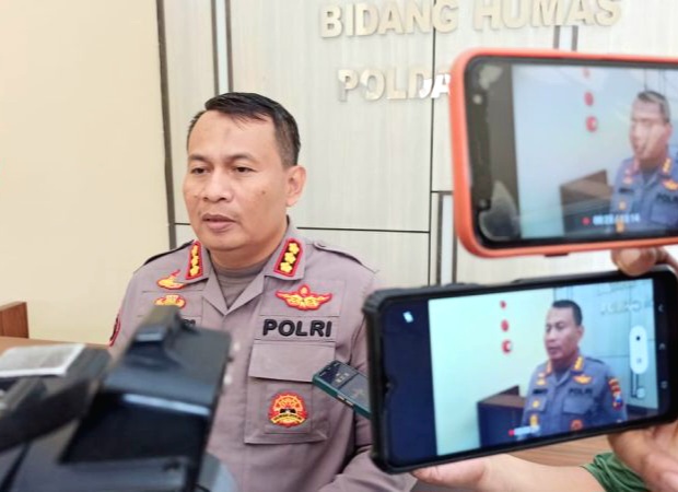 Kabidhumas Polda Jatim, Saat Release,  di Balai Wartawan, Bidhumas Polda Jatim ( foto: ist)