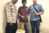 Tersangka MF (24 tahun) saat diamankan Polsi, di Polsek Beji (foto: ist)