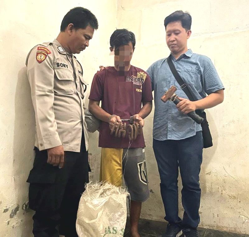 Tersangka MF (24 tahun) saat diamankan Polsi, di Polsek Beji (foto: ist)