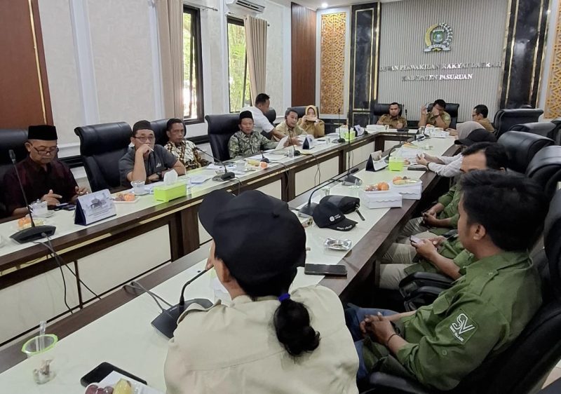 Duta Digital Kabupaten Pasuruan, saat berikan paparan pada DPRD, Kominfo dan DPMD (foto: ist)
