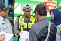 Petugas saat Laksanakan Ramp Check Armada Bus, dan memeriksa kelengkapan Teknisnya (foto: ist)
