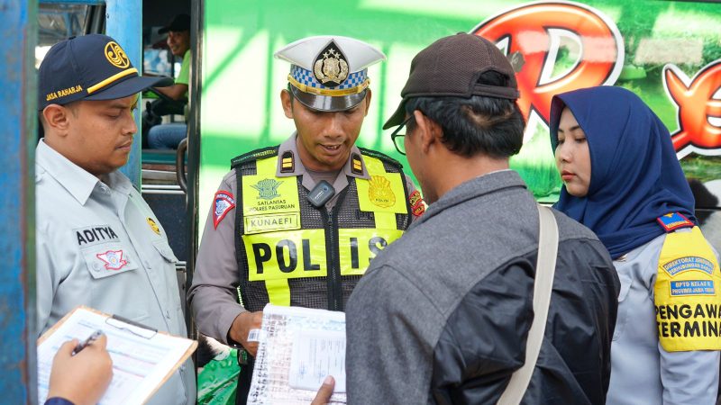 Petugas saat Laksanakan Ramp Check Armada Bus, dan memeriksa kelengkapan Teknisnya (foto: ist)