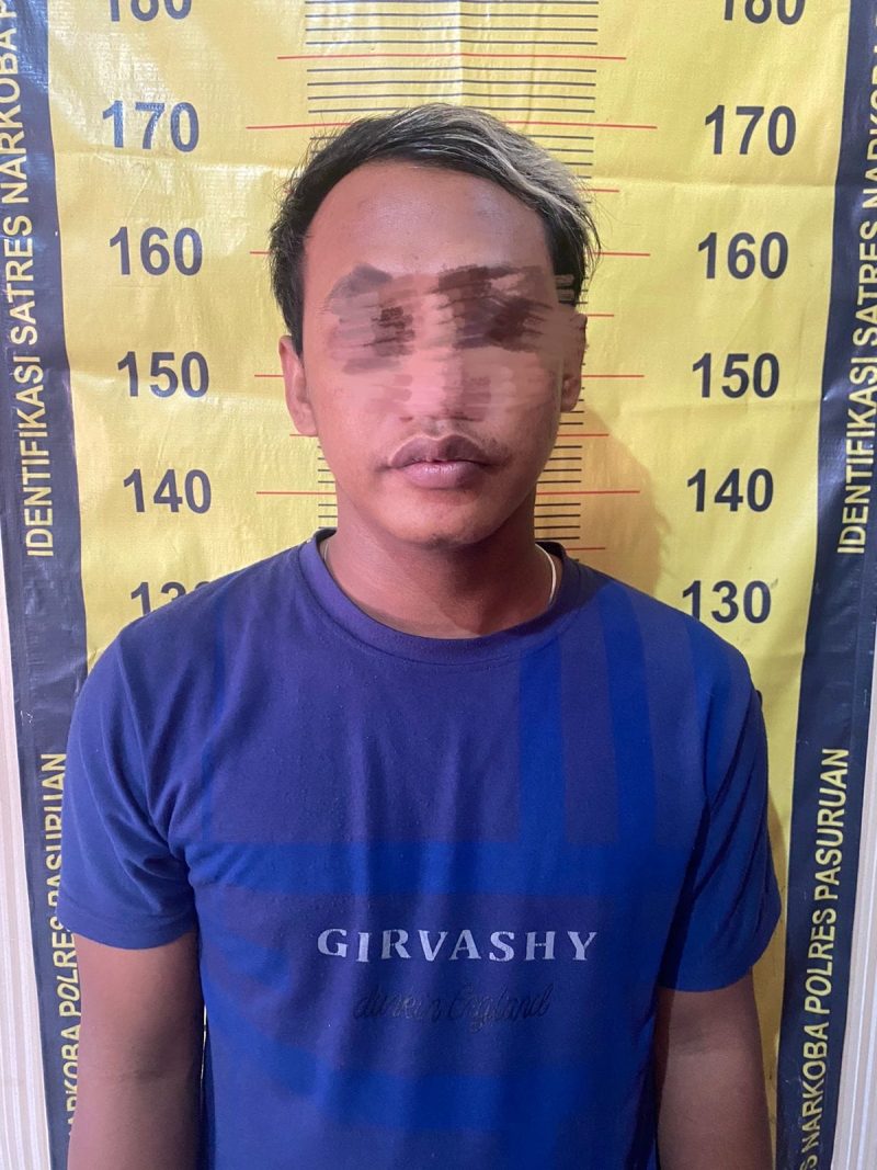 Tersangka NA (27 thn) saat di amankan Satresnarkoba Polres Pasuruan (foto: ist)