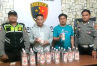 Puluhan Botol Miras, yang di amankan di Mapolsek Gempol (foto:ist)