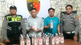 Puluhan Botol Miras, yang di amankan di Mapolsek Gempol (foto:ist)