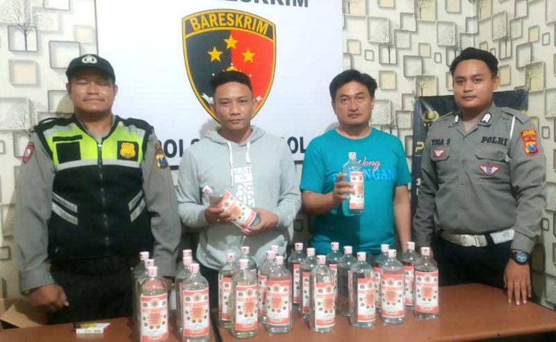 Puluhan Botol Miras, yang di amankan di Mapolsek Gempol (foto:ist)