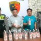 Puluhan Botol Miras, yang di amankan di Mapolsek Gempol (foto:ist)