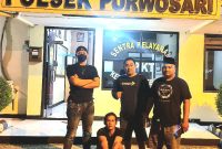 Tersangka Curanmor saat diamankan Kanit Reskrim Polsek Purwosari (foto: ist)