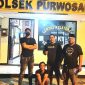 Tersangka Curanmor saat diamankan Kanit Reskrim Polsek Purwosari (foto: ist)